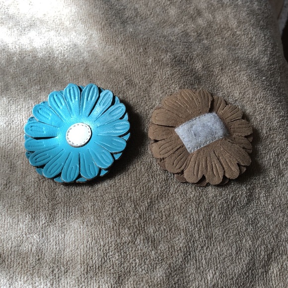 Coach sandals with 4 colors of detachable velcro flowerets. Size 8! Like new - Picture 4 of 6